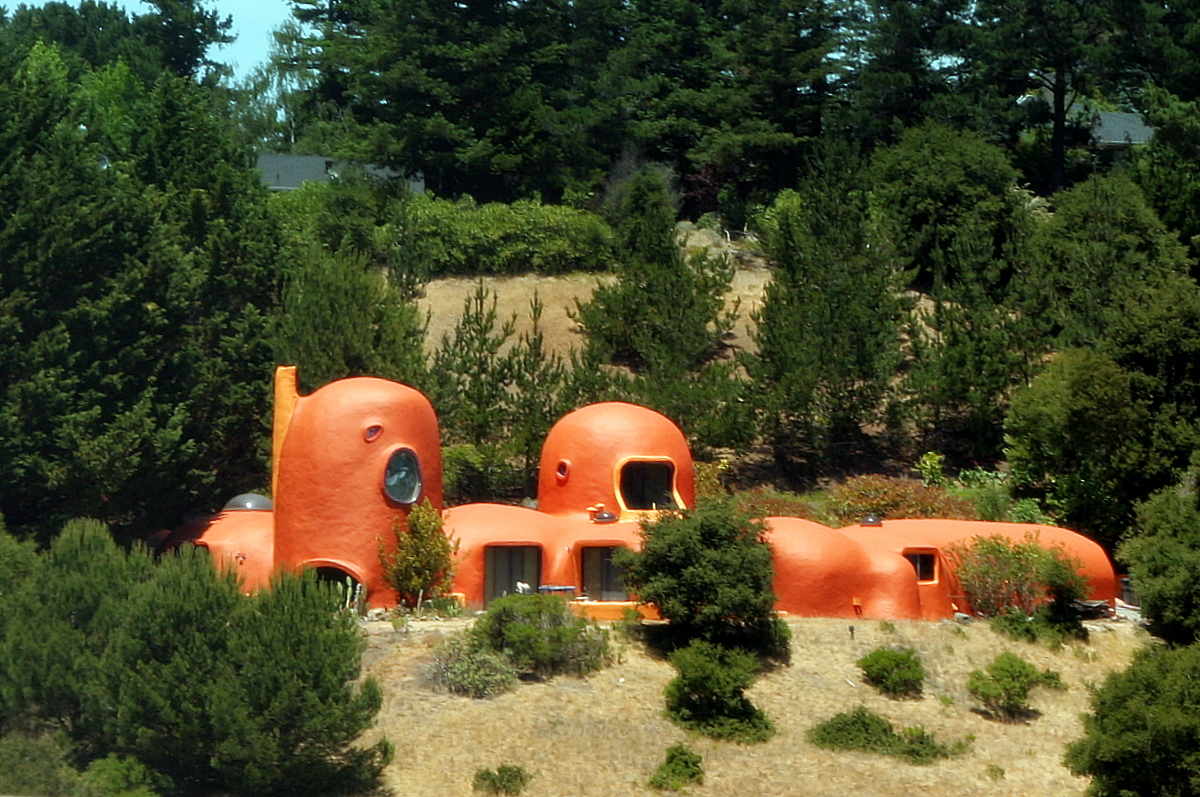 Flintstone_House,_June_9,_2007