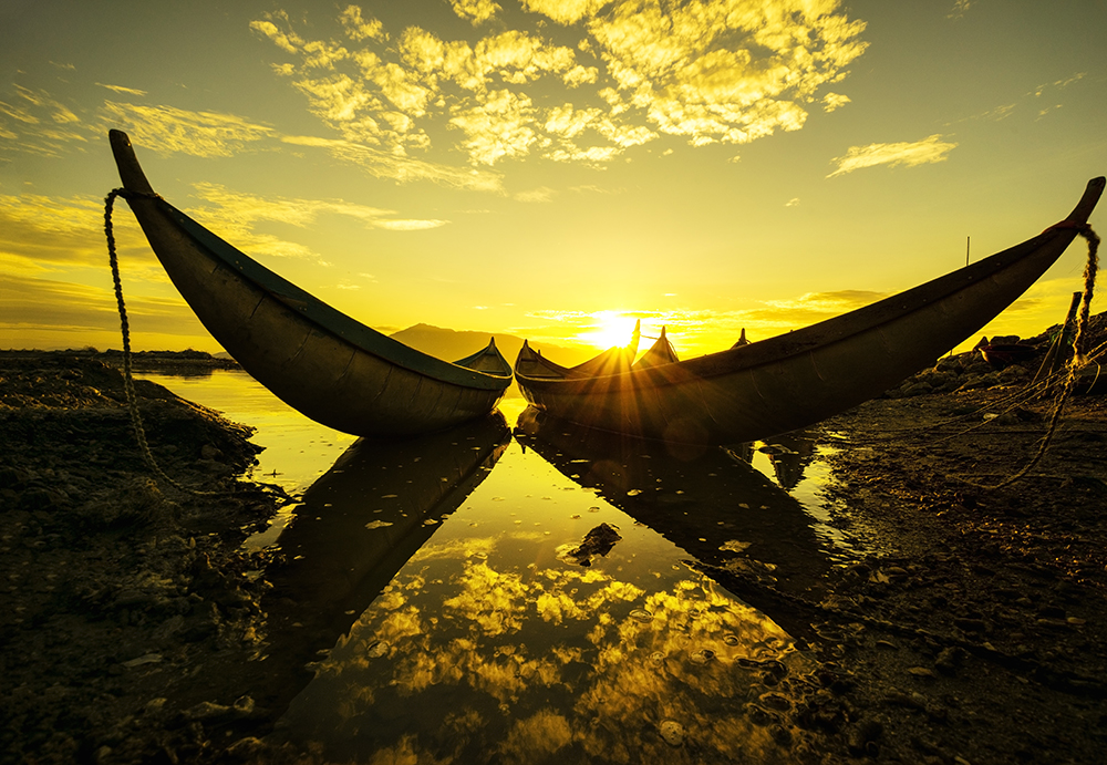 10. Sunrise like a gold on water by Nguyen Quang Ngoc / Picfair