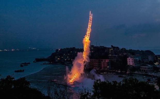 sky-ladde-made-of-fireworks-2