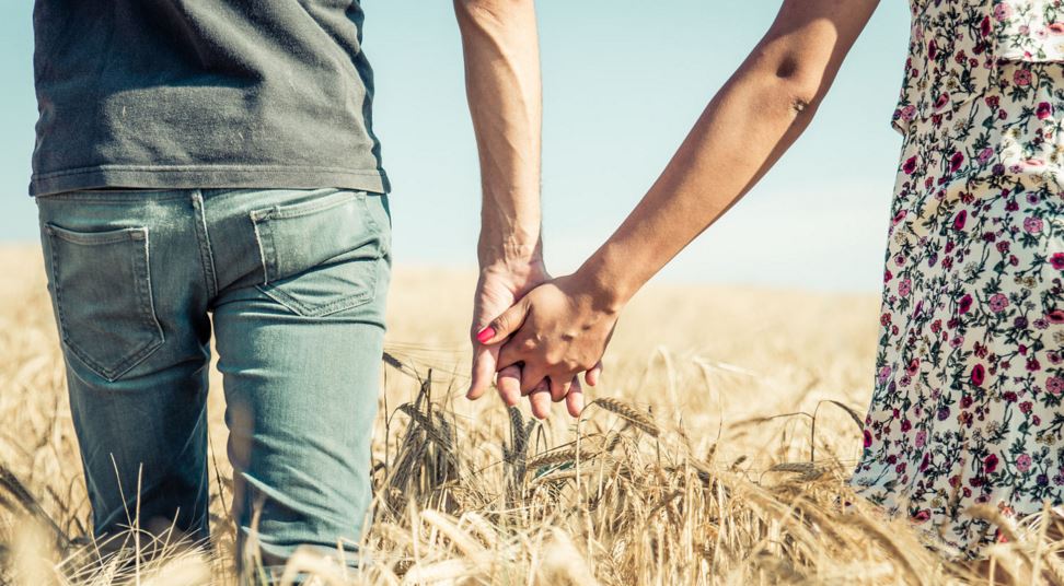 couple-holding-hands