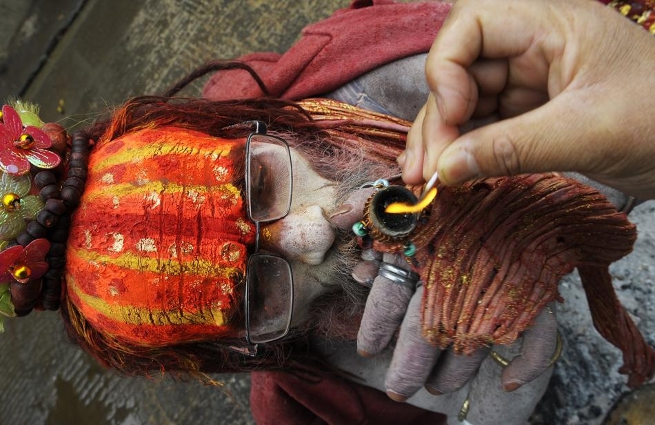 sadhu-smoking-pot