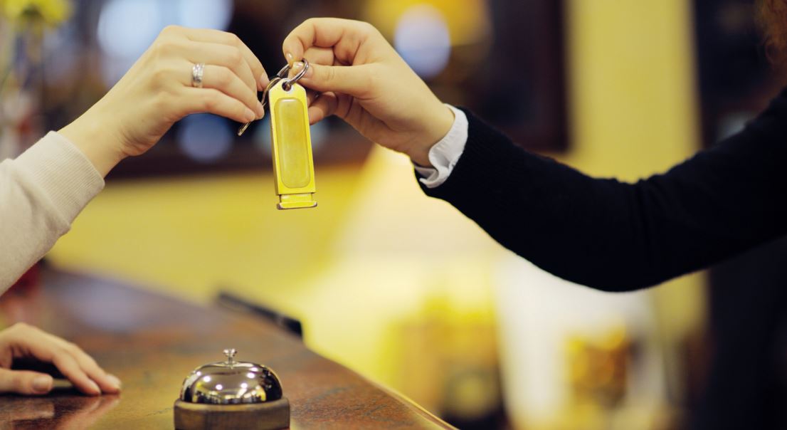 business-woman-at-the-reception-of-a-hotel-checking-in