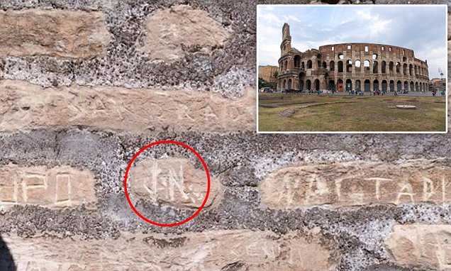 Le scritte sul muro del Colosseo rinvenute dai Carabinieri, Roma, 7 marzo 2015. Hanno inciso le loro iniziali con una moneta su un muro interno del Colosseo. Per questo due turiste californiane di 21 e 25 anni sono state denunciate dai carabinieri della stazione di piazza Dante per danneggiamento aggravato su edificio di interesse storico e artistico. ANSA/ UFFICIO STAMPA CARABINIERI +++ ANSA PROVIDES ACCESS TO THIS HANDOUT PHOTO TO BE USED SOLELY TO ILLUSTRATE NEWS REPORTING OR COMMENTARY ON THE FACTS OR EVENTS DEPICTED IN THIS IMAGE; NO ARCHIVING; NO LICENSING +++
