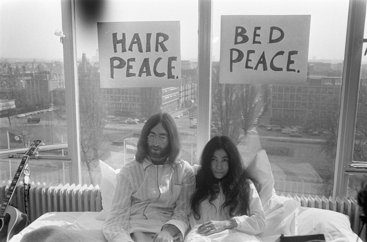 Bed-In_for_Peace,_Amsterdam_1969_-_John_Lennon_&_Yoko_Ono_13