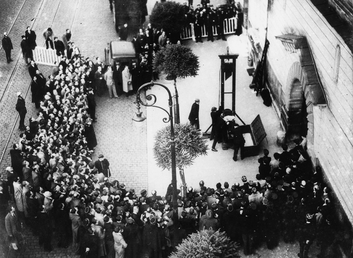 guillotine in front of a large crowd