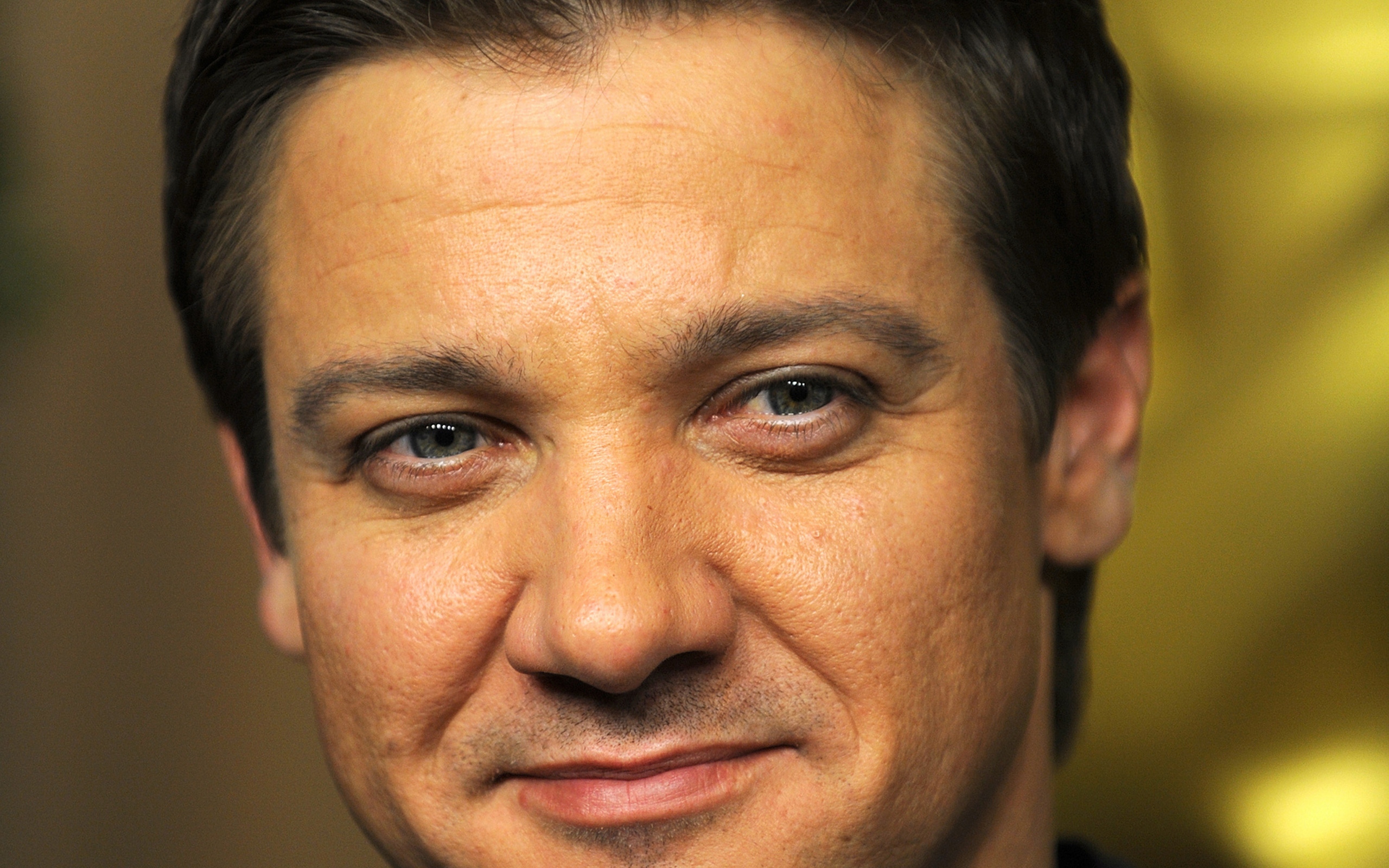 jeremy_renner_face_close-up_smile_wrinkles_61373_2560x1600