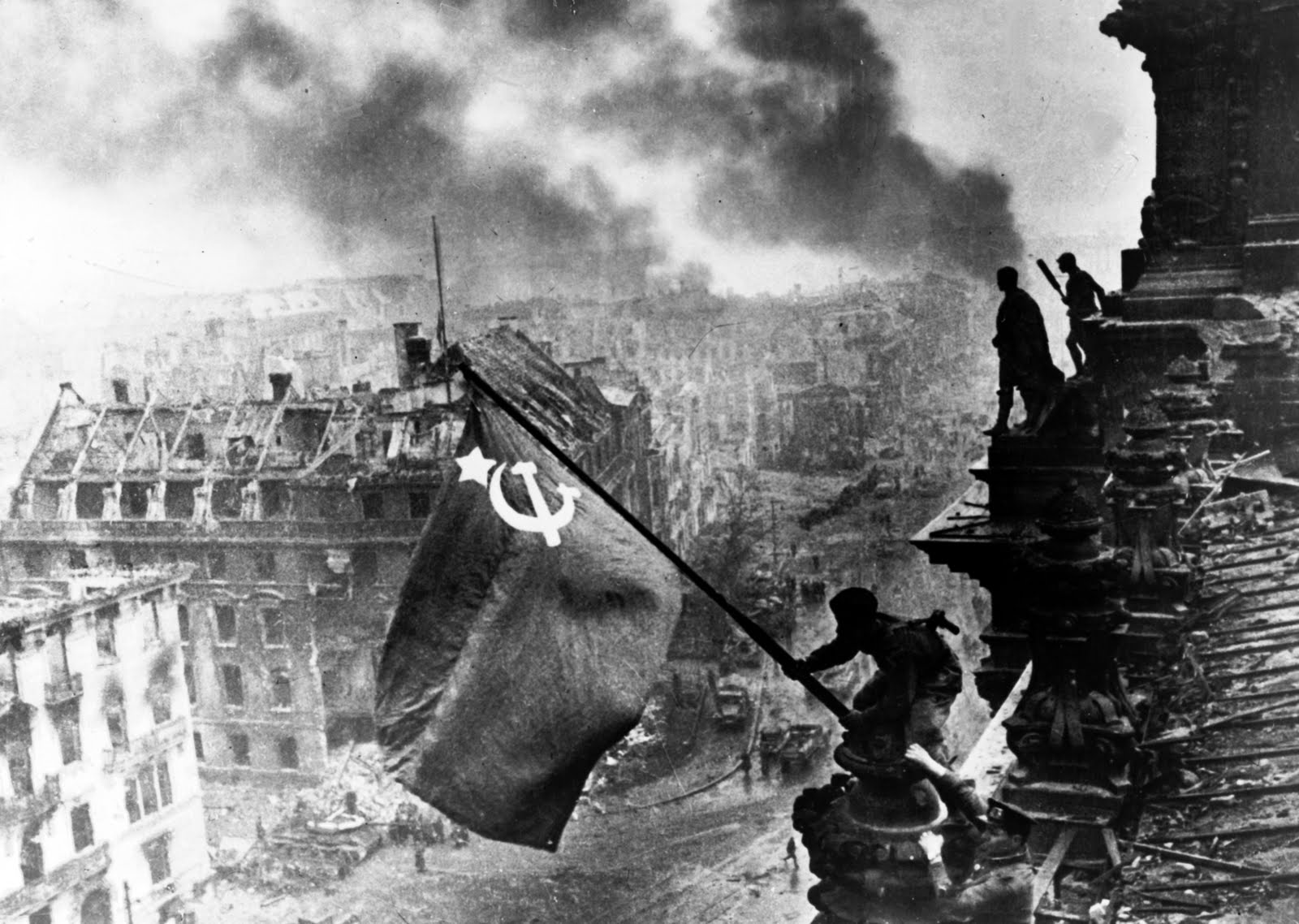 red-army-soldiers-hoist-soviet-flag-over-reichstag-1945
