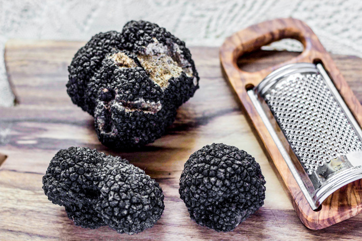 meimanrensheng.com-black-truffles-with-grater
