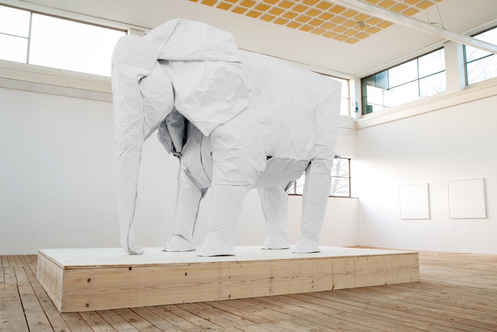 WHITE ELEPHANT VON ORIGAMIKUENSTLER SIPHO MABONA AM MONTAG, 10. MAERZ 2014 IM KKLB BEROMUENSTER.