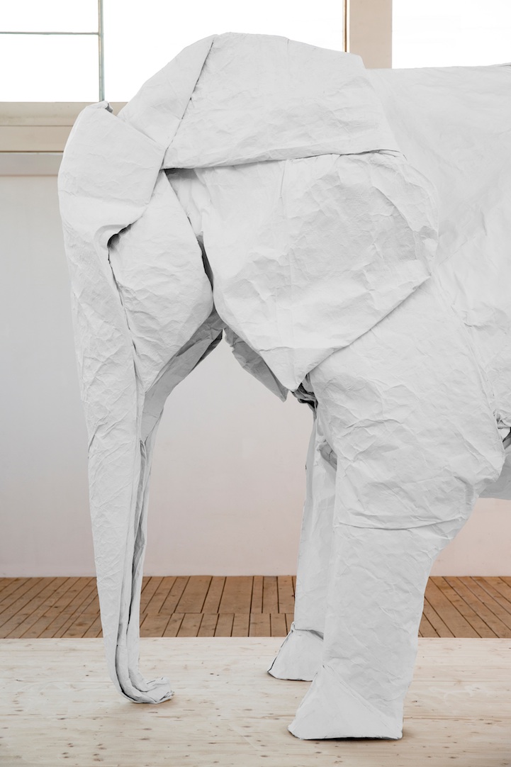 WHITE ELEPHANT VON ORIGAMIKUENSTLER SIPHO MABONA AM MONTAG, 10. MAERZ 2014 IM KKLB BEROMUENSTER.