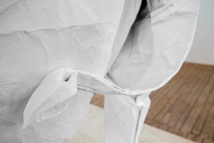 WHITE ELEPHANT VON ORIGAMIKUENSTLER SIPHO MABONA AM MONTAG, 10. MAERZ 2014 IM KKLB BEROMUENSTER.