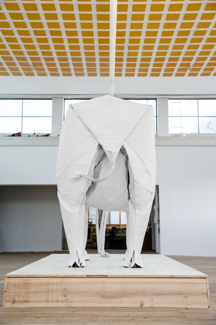 WHITE ELEPHANT VON ORIGAMIKUENSTLER SIPHO MABONA AM MONTAG, 10. MAERZ 2014 IM KKLB BEROMUENSTER.