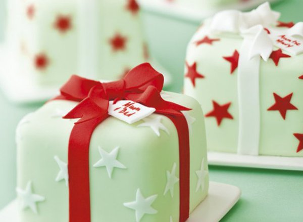 Really cute and adorable looking Christmas cakes. The cakes are made to look like little Christmas presents with star patterns around it and a red ribbon wrapping them up.