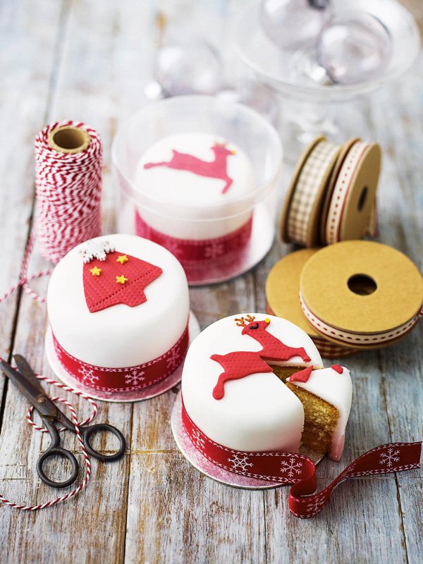 Embroidery items inspired Christmas cake. The little cakes around are made to look like parts of an embroidery project and that’s what makes them look so unique and vintage.