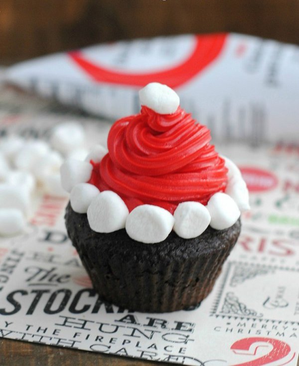 6.Wonderful looking and truly delicious tasting Christmas cupcake. The cupcake decoration is designed to look like Santa’s Christmas hat with the help of white marshmallows and red icing to complete the look.