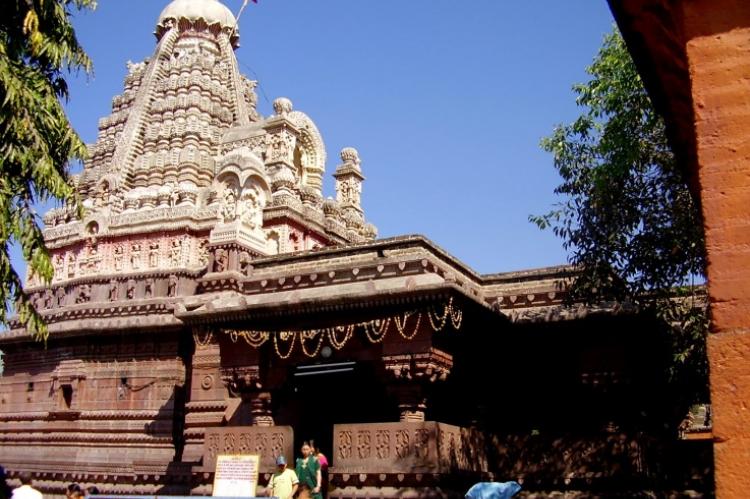 Shivling changes Colours Thrice a Day